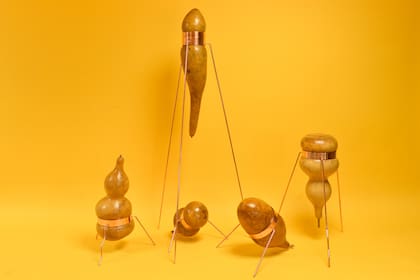 La serie Relicario de "Naturaleza y Prótesis" realizada en calabaza biomoldeada y cobre cuenta con dos patas que funcionan como sostén de la pieza