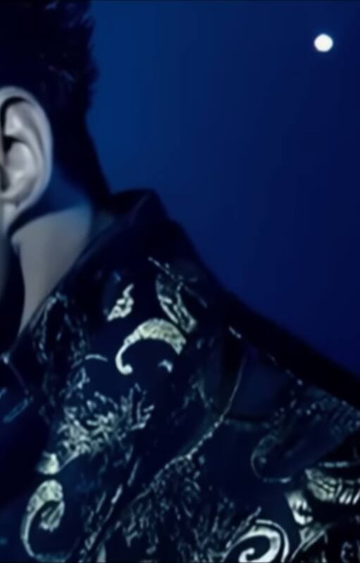 La serie revela a Fort como pionero en la industria del entretenimiento, produciéndose a sí mismo como cantante, creando su propio canal digital y siendo uno de los primeros influencers de la región