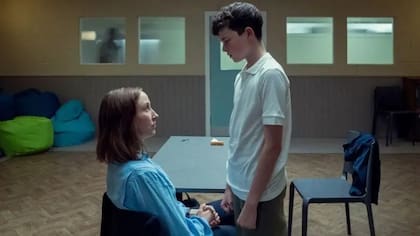 La serie trata temas como la masculinidad tóxica, la ciberviolencia y los incels