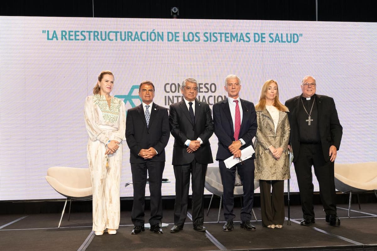 La sesión de apertura estuvo liderada por Cristian Mazza, presidente de ALAMI; estuvo acompañado por Mariano Cúneo Libarona, ministro de Justicia; Fernán Quirós, ministro de salud porteño; Monseñor Alberto Bochatey, obispo auxiliar de La Plata; Eva Jané Llopis, representante de la OPS en la Argentina; María Teresa Barán Wasilchuk, ministra de salud pública y bienestar social de Paraguay, y Saúl Flores, secretario de Gestión Sanitaria