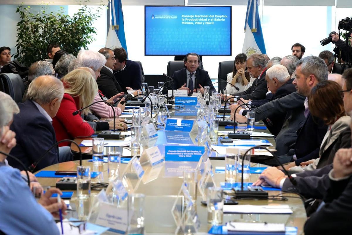 La sesión del Consejo Nacional del Empleo, la Productividad y el Salario Mínimo, Vital y Móvil, contó con la participación del ministro de Producción y Trabajo, Dante Sica, y de los representantes del sector sindical y empresario