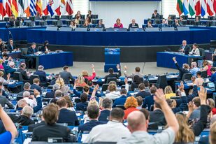 La sesión plenaria del Parlamento Europeo que decidió darle el sello "verde" al gas y la energía nuclear