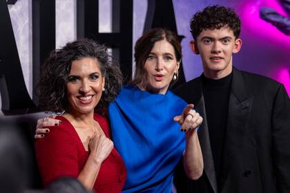 La showrunner Jac Schaeffer, Kathryn Hahn y Joe Locke en la presentación mundial de la serie, realizada el 10 de septiembre en Londres