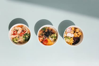 La sigla OMAD significa “one meal a day”, que se traduce como una comida al día