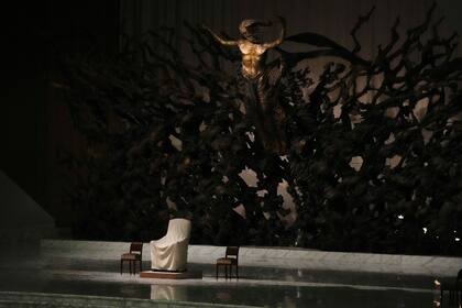 La silla del papa Francisco está cubierta con una manta al final de una audiencia en el salón Pablo VI del Vaticano, el sábado 3 de junio de 2023. (Foto AP/Gregorio Borgia)