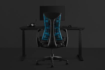 La silla gamer de Logitech G fue desarrollada por Herman Miller, y puede estar acompañada por una mesa y un soporte especial para monitor