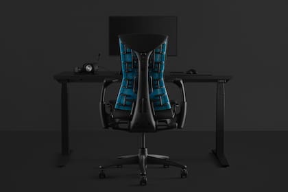 La silla gamer de Logitech G fue desarrollada por Herman Miller, y puede estar acompañada por una mesa y un soporte especial para monitor