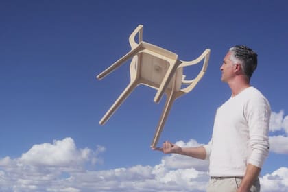 La silla pesa 1,8 kg y no lleva clavos ni tornillos.
