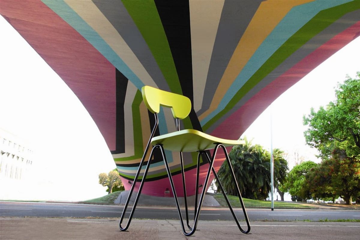 La silla W, de César Jannello, contra el fondo del puente que el arquitecto proyectó en avenida Figueroa Alcorta, a metros de la Facultad de Derecho