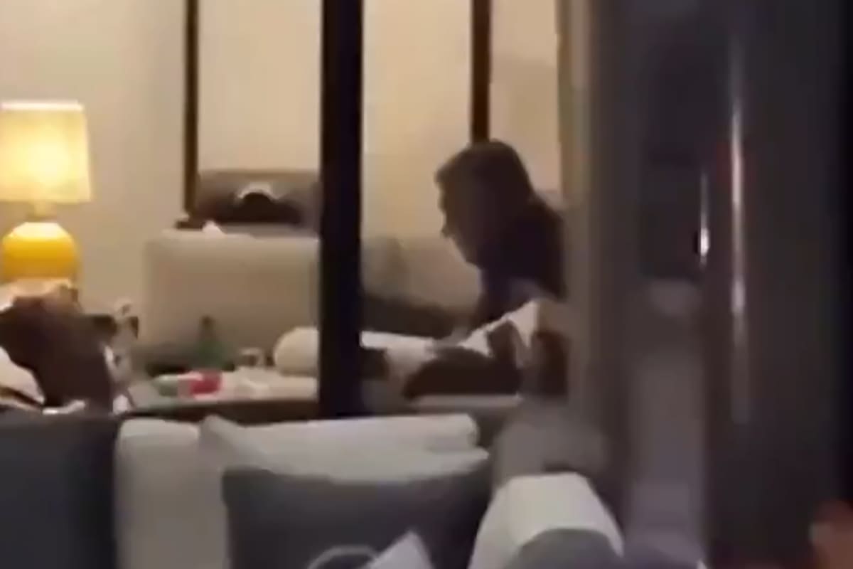 La silueta de Claudio "Chiqui" Tapia se recorta dentro del yate Wyldecrest, en un video tomado por un transeúnte en un puerto, presumiblemente europeo.