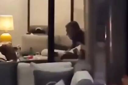 La silueta de Claudio "Chiqui" Tapia se recorta dentro del yate Wyldecrest, en un video tomado por un transeúnte en un puerto, presumiblemente europeo.