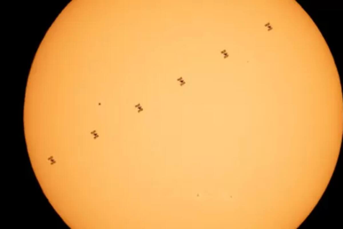 La silueta de la Estación Espacial Internacional contra el Sol