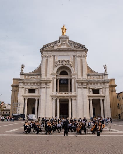 la Sinfónica de Santa Cecilia, dirigida por Nazareno Andorno, llevó la música a la plaza situada frente a uno de los lugares más significativos de la historia franciscana
