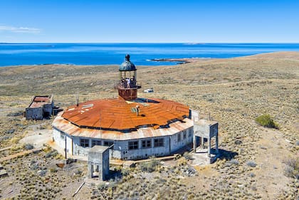 La singular silueta del Faro de Isla Leones, un símbolo del nuevo Parque Nacional Marino Costero Patagonia Austral. Su acceso es muy complicado, y el estado de abandono, avanza.