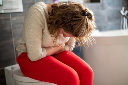 La sintomatología de la listeriosis es variable. Puede producir desde cuadros leves hasta manifestaciones más severas