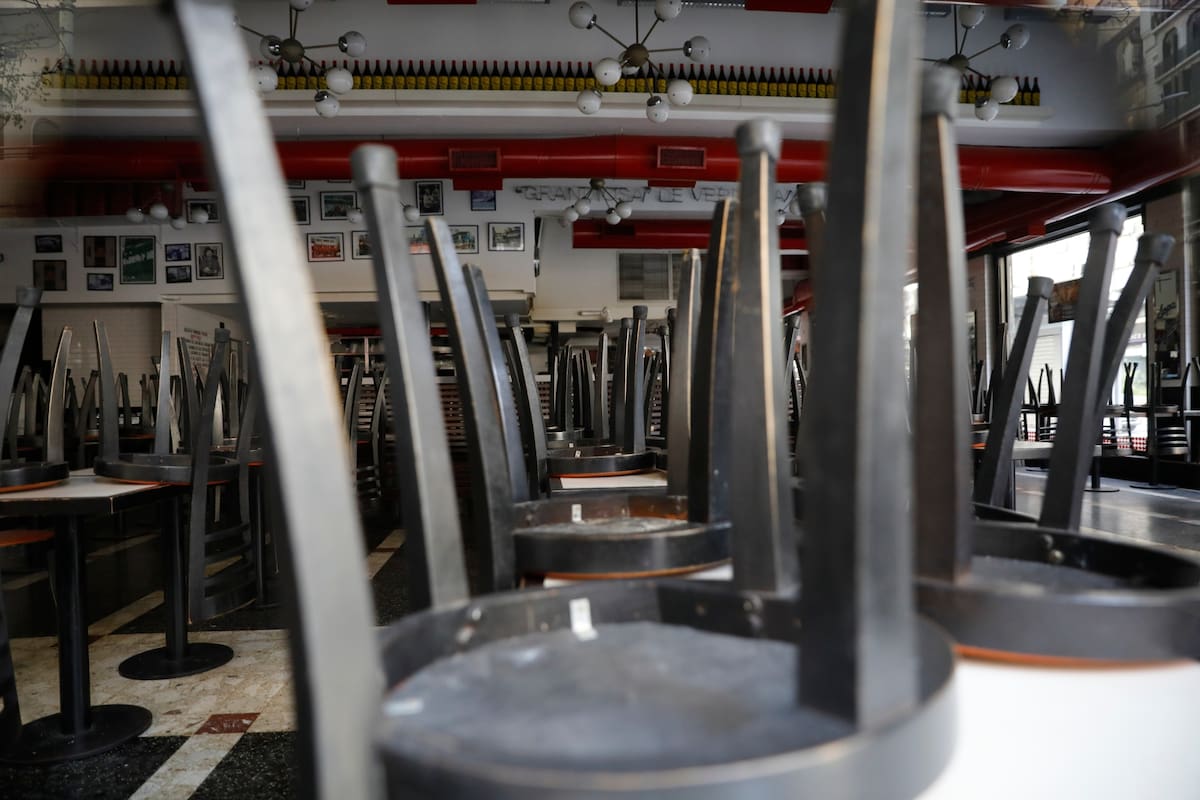 La situación de los comercios en la Avenida Corrientes. Gran parte de los locales cerrados y algunos optaron por el delivery