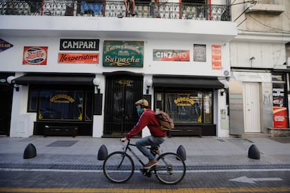 La situación de los comercios en la Avenida Corrientes. Gran parte de los locales cerrados y algunos optaron por el delivery