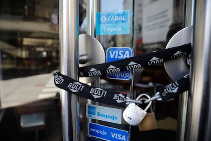 La situación de los comercios en la Avenida Corrientes. Gran parte de los locales cerrados y algunos optaron por el delivery