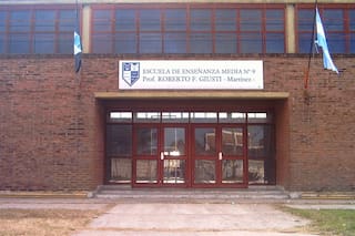 Tiene 18 años, fue a la escuela con un cuchillo y una manopla y amenazó a sus compañeros y docentes