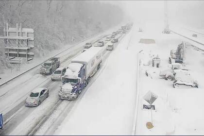 La situación en la Carretera Interestatal 95 cerca de Fredericksburg, Virginia el 3 de enero del 2022. (Departamento de Transporte de Virginia via AP)