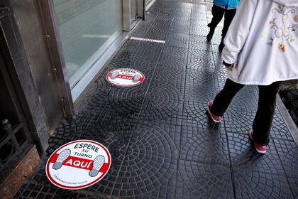 Las filas para entrar a un local ahora están demarcadas. Lo mismo ocurrirá en los espacios comunes de los shoppings
