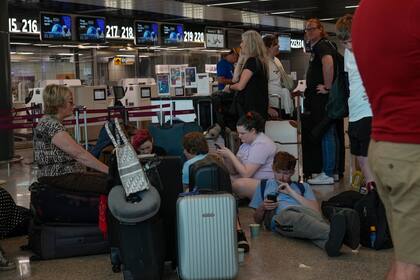 La situación en medio de la huelga en el Aeropuerto Fiumicino de Roma, el 15 de julio de 2023. (Foto AP /Gregorio Borgia)
