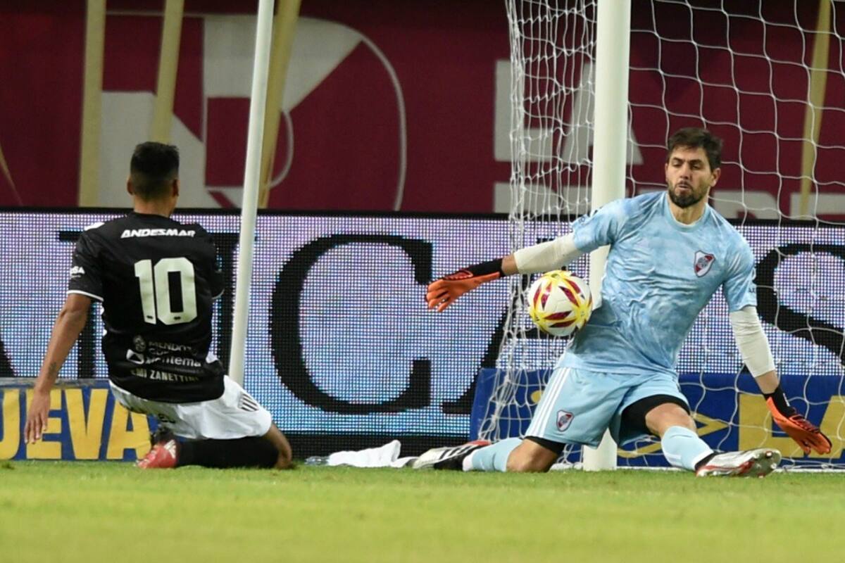 La situación más clara para el Lobo en los primeros minutos: Carrizo le ganó a Ponzio y quedó solo con Lux, que salvó el mano a mano