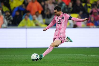 La situación más clara que tuvo Messi: su remate será desviado por el arquero