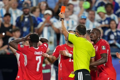 La situación que cambió el desarrollo: el árbitro portugués João Pinheiro expulsa al suizo Breel Embolo; a partir de eso, la Argentina jugará más ofensivamente hasta el final.