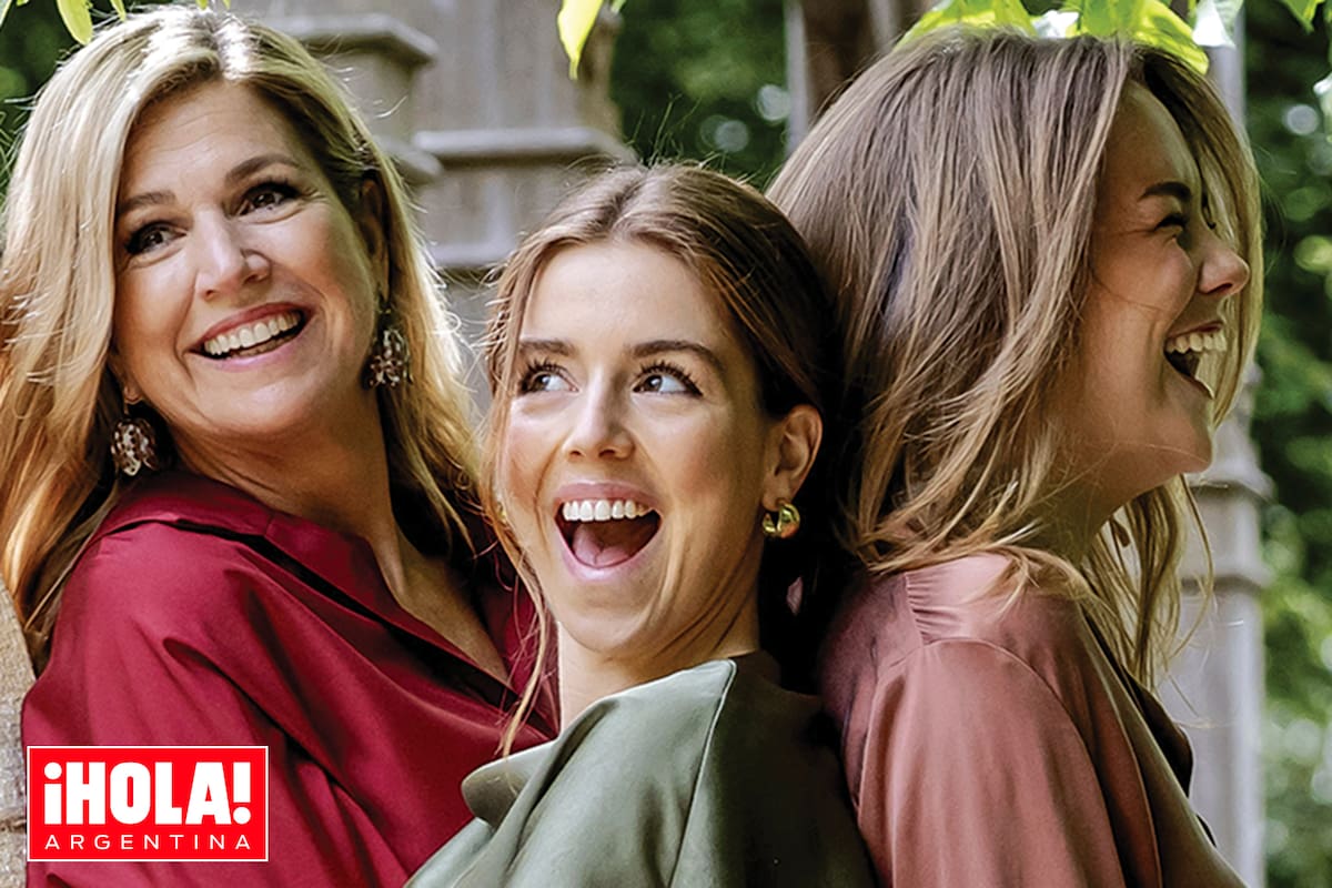 La soberana con dos de sus tres hijas, las princesas Alexia y Ariane, en el jardín de Clingendael, cerca de La Haya, el jueves 21 de mayo