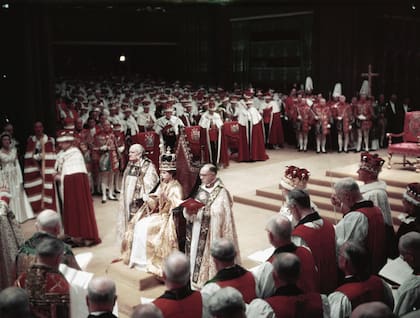La soberana justo después de ser coronada frente a una Abadía de Westminster colmada.