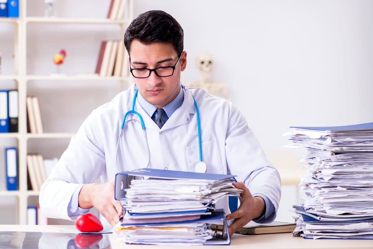 La sobrecarga laboral de los médicos con tareas más burocráticas que clínicas sigue siendo una realidad en la Argentina a pesar del avance de las herramientas que pueden automatizarlas bajo su control