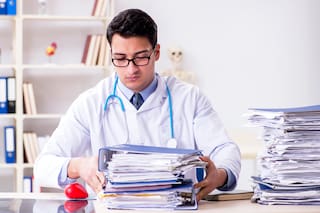 La llamativa cantidad de horas que los médicos argentinos destinan a tareas burocráticas y no a atender pacientes