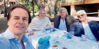 La sobremesa informal de Lacalle Pou, Fernández, Francisco Bustillo y Alberto Iribarne, ayer, en la estancia Anchorena