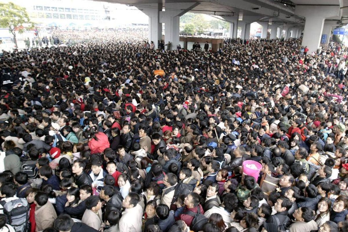 La sobrepoblación de algunas zonas urbanas plantea importantes restos y problemas para China, como evidencia esta imagen de pasajeros tratando de ingresar a la estación de trenes de Cantón