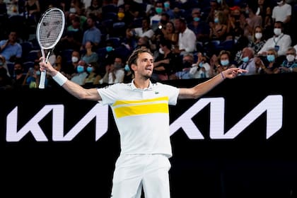 La sobria celebración de Medvedev, que venció a Tsitsipas y jugará ante Djokovic la final del Australian Open.