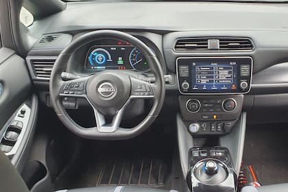 La sobriedad es la que domina el interior del Nissan Leaf