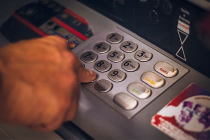 La sobrina también retiró miles de dólares en efectivo por medio de tarjetas de débito