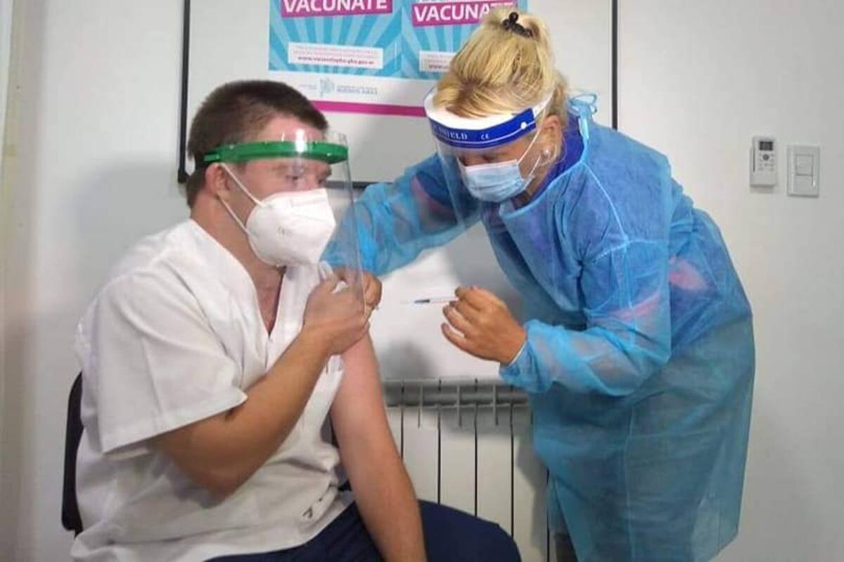 La Sociedad Internacional de Investigación sobre la Trisomía 21 (T21RS) realizó un estudio que muestra que las personas con síndrome de Down, particularmente las mayores de 40 años y las más jóvenes con comorbilidades importantes, corren un mayor riesgo de tener graves complicaciones tras la infección con el SARS-Cov-2