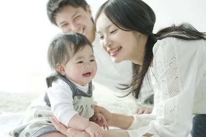 La sociedad japonesa es muy conservadora y cuando las mujeres se embarazan se espera que su rol de madre se anteponga no solo a sus carreras profesionales, sino incluso a su condición de mujeres.