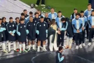 Giay le cambió el poncho a Soledad Pastorutti y la cantante se llevó un souvenir especial de Messi