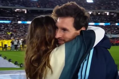 La Sole le cantó "Brindis" a Messi en su despedida