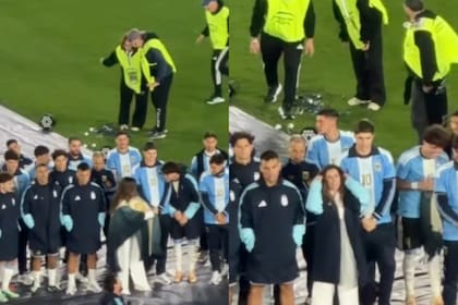 La Sole le dio su poncho a Agustín Giay y se quedó con su campera de la selección (Foto: Captura de video / X @sariskleit)