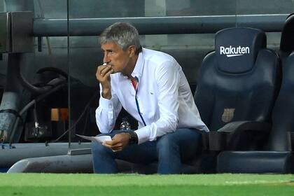 La soledad de Quique Setién, el entrenador cántabro de Barcelona, durante el partido perdió en el Camp Nou contra Osasuna, y que le sirvió en bandeja el título de liga a Real Madrid.