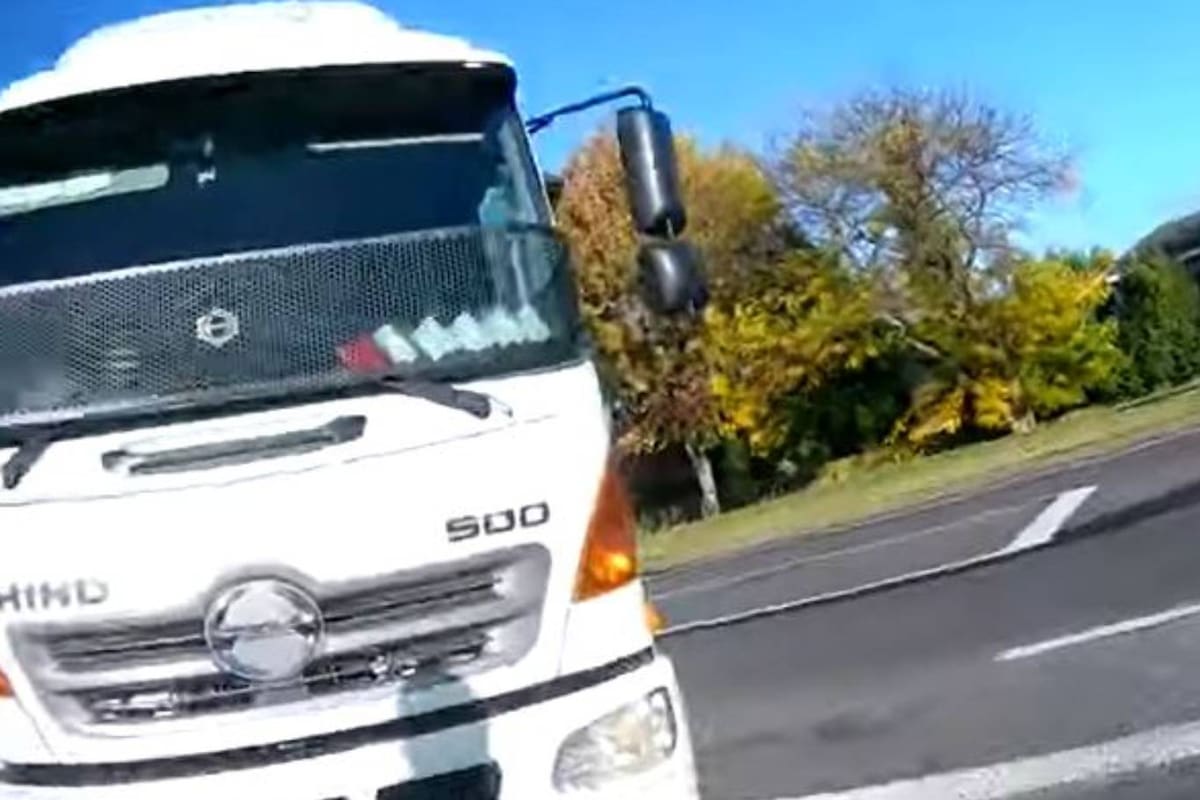 La sombra de la cabeza de la ciclista en el frente del camión de una idea de lo cerca que estuvo de ser atropellada, de no ser por sus rápidos reflejos