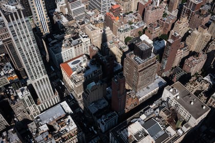 La sombre del Empire State sobre Manhattan (Todd Heisler/The New York Times)