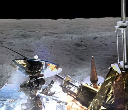 La sonda china Chang'e-4 ha tomado fotos panorámicas en la superficie lunar tras protagonizar el primer aterrizaje controlado de una nave en la cara oculta de la Luna