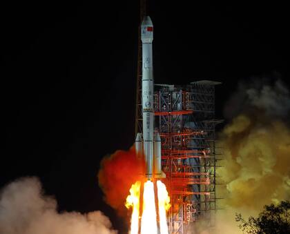 La sonda lunar Chang'e 4 despega del centro de lanzamiento de satélites de Xichang, en la provincia de Sichuan, China (Archivo)