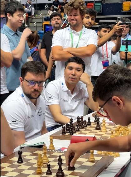 La sonrisa de Carlsen durante la partida entre Jan Duda y Faustino Oro