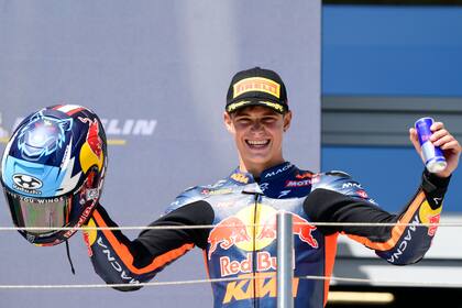 La sonrisa de "Coyote" Perrone, que el 28 de diciembre cumplirá 18 años; el nacido en Barcelona se entusiasma con pulsear por el título de campeón de Moto3 en 2026.
